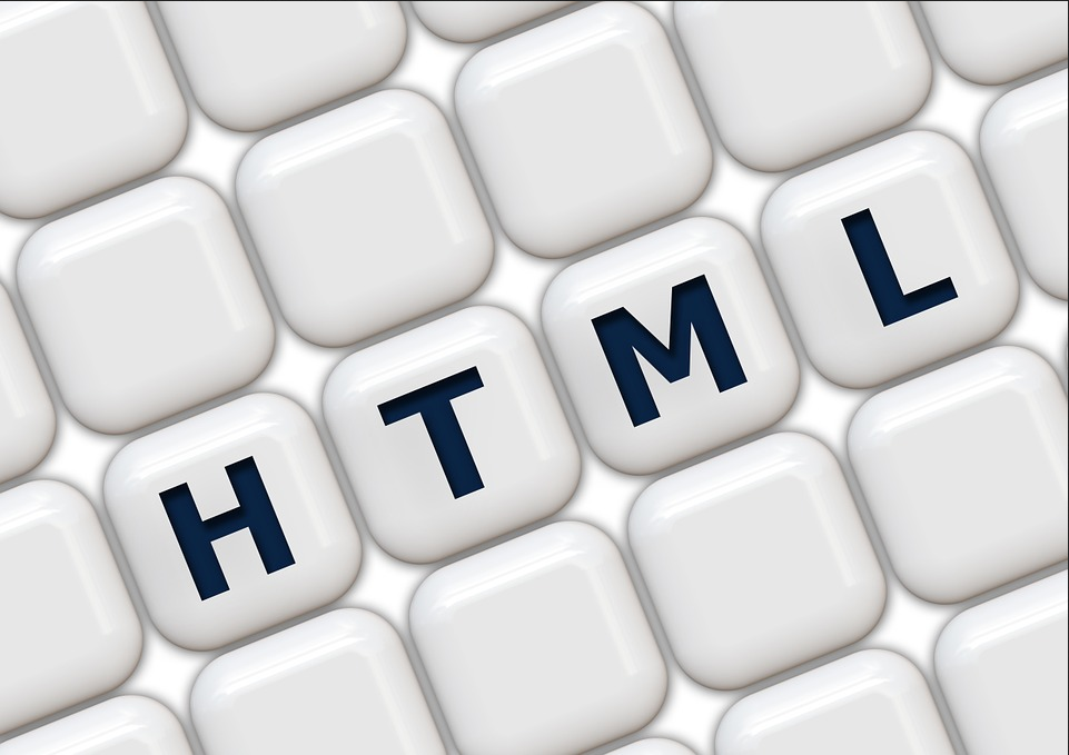 Uma imagem de azulejos mostrando as letras HTML.