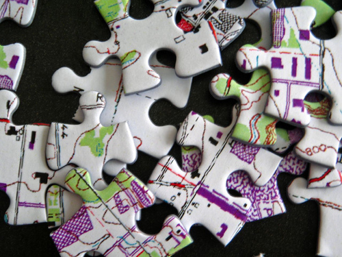 Uma imagem de peças de quebra-cabeça empilhadas